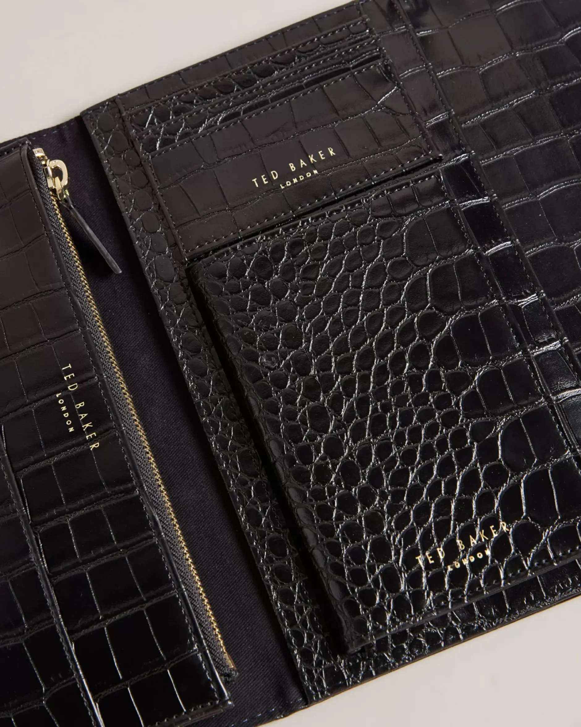 Outlet Travelz Women Purses & Cardholders